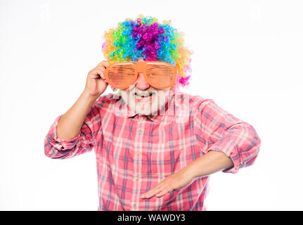 Netter Witz. Opa immer Spaß. Ältere Clown. Man älteren bärtigen fröhliche Person tragen bunte Perücke und Sonnenbrille. Spaß haben. Lustige Lebensstil. Spaß und Unterhaltung. Comic Großvater Konzept. Stockfoto