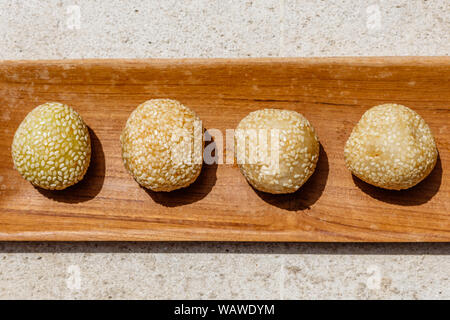 Onde - Onde (ondhe - ondhe), Reis Blume Kugeln beschichtet in Sesam mit grünen Bohnen Pulver oder schwarze klebrige Reis im Inneren. Traditionelle indonesische Dessert. Stockfoto