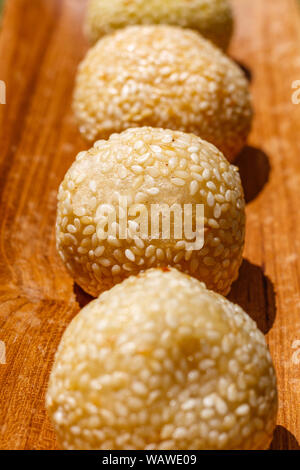 Onde - Onde (ondhe - ondhe), Reis Blume Kugeln beschichtet in Sesam mit grünen Bohnen Pulver oder schwarze klebrige Reis im Inneren. Traditionelle indonesische Dessert. Stockfoto