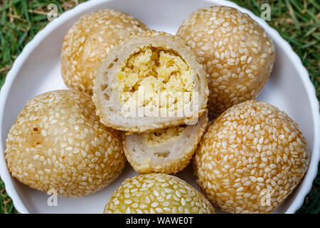 Onde - Onde (ondhe - ondhe), Reis Blume Kugeln beschichtet in Sesam mit grünen Bohnen Pulver oder schwarze klebrige Reis im Inneren. Traditionelle indonesische Dessert. Stockfoto