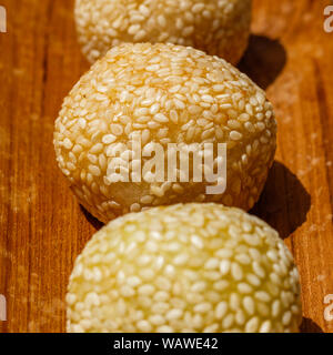 Onde - Onde (ondhe - ondhe), Reis Blume Kugeln beschichtet in Sesam mit grünen Bohnen Pulver oder schwarze klebrige Reis im Inneren. Traditionelle indonesische Dessert. Stockfoto