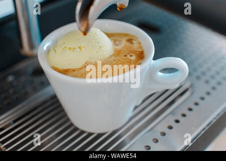 Affogato Kaffee mit Eis auf einem keramischen Schale Stockfoto