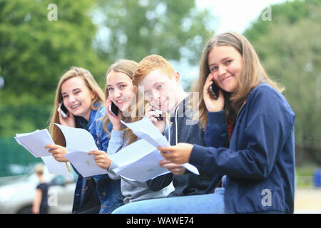 GCSE-Prüfung Ergebnisse Tag. Die Studierenden mit den Prüfungsergebnissen Buchstaben außerhalb einer weiterführenden Schule Stockfoto