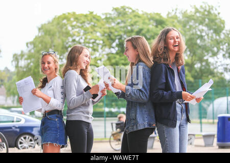 GCSE-Prüfung Ergebnisse Tag. Die Studierenden mit den Prüfungsergebnissen Buchstaben außerhalb einer weiterführenden Schule Stockfoto