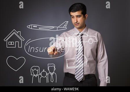 Geschäftsmann präsentiert Versicherungskonzept auf einem Touchscreen Stockfoto