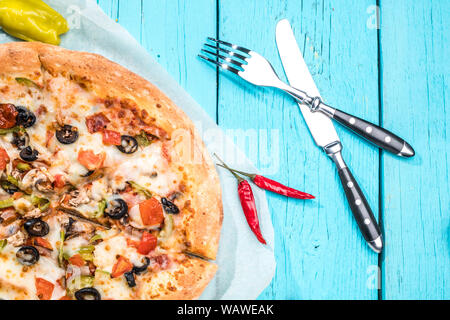 Vegetarische Pizza mit Gemüse auf blauen Tabelle. Italienisches Essen Stockfoto