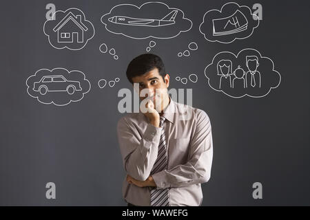 Geschäftsmann mit mehreren Gedanken in Blasen Stockfoto