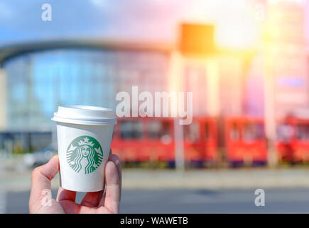 Belgrad, SERBIEN - 10. SEPTEMBER 2018 Hand Starbucks Pappbecher mit nehmen Sie Kaffee in der Stadt. Stockfoto