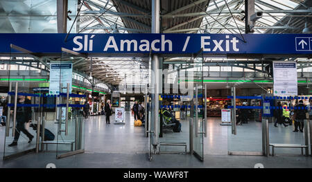 Dublin, Irland - 13. Februar 2019: Atmosphäre in Heuston Bahnhof, wo die Menschen in der Innenstadt an einem Wintertag zu Fuß Stockfoto