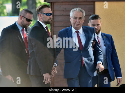 Ceske Budejovice, Tschechien. 22 Aug, 2019. Der tschechische Präsident Milos Zeman, 2. von rechts, kommt zu einer Eröffnungsfeier der Zeme zivitelka internationalen landwirtschaftlichen Messe, am 22. August 2019, in Budweis, Tschechische Republik. Credit: Vaclav Pancer/CTK Photo/Alamy leben Nachrichten Stockfoto