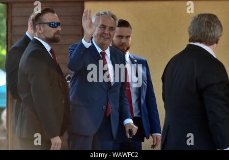 Ceske Budejovice, Tschechien. 22 Aug, 2019. Der tschechische Präsident Milos Zeman, Mitte, kommt zu einem eröffnungsfeier der Zeme zivitelka internationalen landwirtschaftlichen Messe, am 22. August 2019, in Budweis, Tschechische Republik. Credit: Vaclav Pancer/CTK Photo/Alamy leben Nachrichten Stockfoto