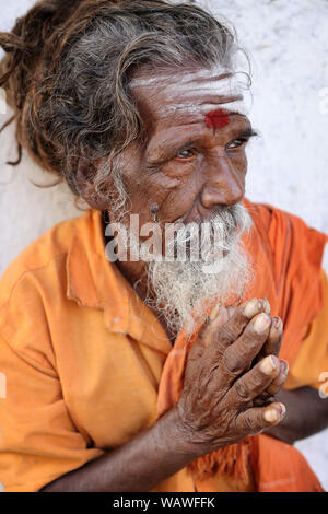 Sadhu (heiliger Mann) auf den ghats von Ganges in Varanasi, Indien. Varanasi ist das Heiligste der sieben heiligsten Städte Indiens. Stockfoto