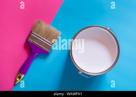 Lila Bürste mit Öffnen der weißen Farbe auf Blau und Pink Neon Hintergrund. Trend Konzept. Stockfoto