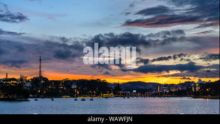 Sonnenuntergang am Xuan Huong See in Dalat, Vietnam Stockfoto