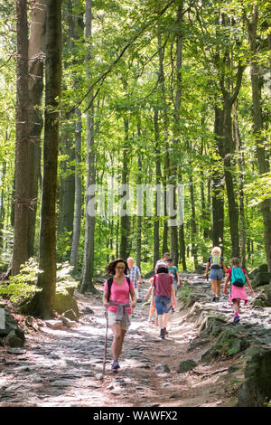 Menschen und Familien Wandern auf dem steinigen Weg an die Spitze der Berg Sleza in Niederschlesien, nachdem sie aus dem polnischen Dorf Sobotka Polen ging Stockfoto