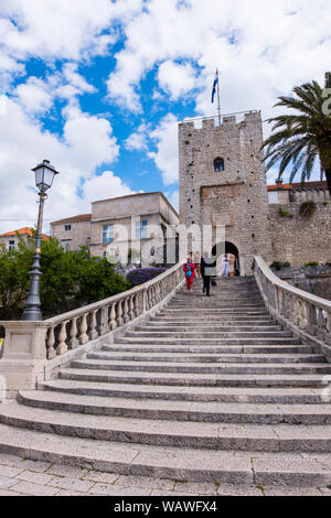 Kopnena Vrata, das Land Gate, und Revelin Tower, Trg Kralja Tomislava, Stadt Korcula, Insel Korcula, Dalmatien, Kroatien Stockfoto