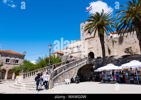 Kopnena Vrata, das Land Gate, und Revelin Tower, Trg Kralja Tomislava, Stadt Korcula, Insel Korcula, Dalmatien, Kroatien Stockfoto