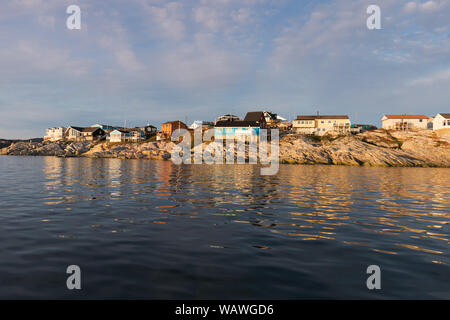 Die bunten Häuser von Rodebay, Grönland. Diese Siedlung liegt auf einer kleinen Halbinsel ragt aus dem Festland in östliche Disko Bucht. Stockfoto