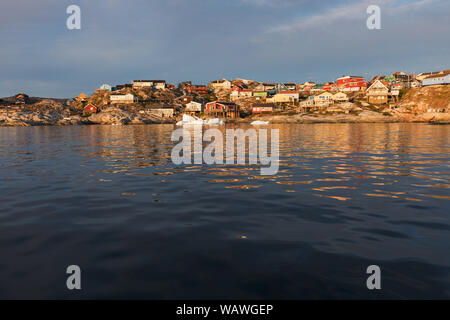 Die bunten Häuser von Rodebay, Grönland. Diese Siedlung liegt auf einer kleinen Halbinsel ragt aus dem Festland in östliche Disko Bucht. Stockfoto