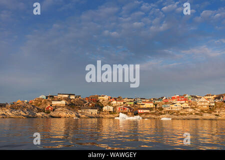 Die bunten Häuser von Rodebay, Grönland. Diese Siedlung liegt auf einer kleinen Halbinsel ragt aus dem Festland in östliche Disko Bucht. Stockfoto