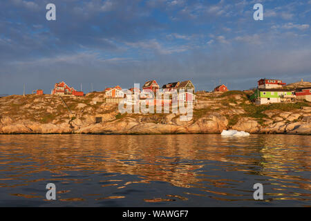 Die bunten Häuser von Rodebay, Grönland. Diese Siedlung liegt auf einer kleinen Halbinsel ragt aus dem Festland in östliche Disko Bucht. Stockfoto