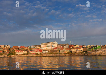 Die bunten Häuser von Rodebay, Grönland. Diese Siedlung liegt auf einer kleinen Halbinsel ragt aus dem Festland in östliche Disko Bucht. Stockfoto
