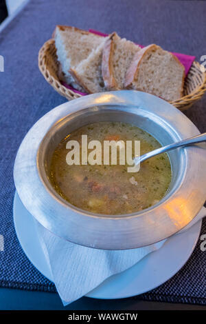 Suppe mit Brot, Bascarsija, Sarajevo, Bosnien und Herzegowina Stockfoto