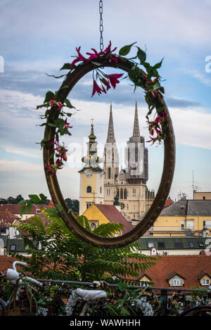 Turmspitzen der Kathedrale von Zagreb mit dem altmodischen ovale Bilderrahmen von Strossmayerovo šetalište in der Oberen Stadt, Zagreb, Kroatien gerahmt Stockfoto