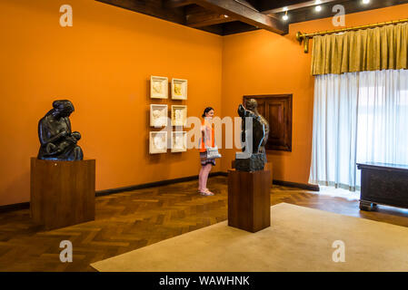 Besucher auf Skulpturen in der Ivan Mestrovic Atelier, Obere Stadt, Zagreb, Kroatien. Stockfoto