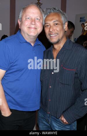 Los Angeles, CA. 21 Aug, 2019. Devin Owens, Mike in der Ankunftshalle für Barbara Eden Tribut Ausstellungseröffnung nachts an der Rezeption, die Hollywood Museum, Los Angeles, CA August 21, 2019. Credit: Priscilla Grant/Everett Collection/Alamy leben Nachrichten Stockfoto