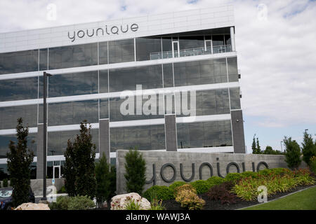 Ein logo Zeichen außerhalb des Hauptsitzes der Younique in Lehi, Utah am 27. Juli 2019. Stockfoto