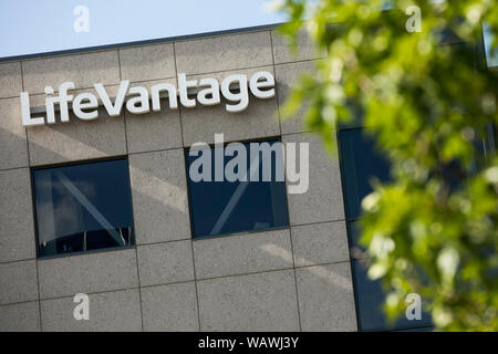 Ein logo Zeichen außerhalb des Hauptsitzes der LifeVantage in Sandy, Utah am 27. Juli 2019. Stockfoto