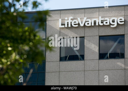 Ein logo Zeichen außerhalb des Hauptsitzes der LifeVantage in Sandy, Utah am 27. Juli 2019. Stockfoto