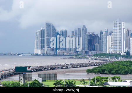 Panama City Skyline von Costa del Este Nachbarschaft gesehen. Der Korridor, die das Stadtzentrum mit Tocumen Flughafen verbindet, wird auch gesehen. Stockfoto