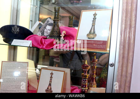 August 21, 2019, Los Angeles, CA, USA: LOS ANGELES - 21.August: Genie Flasche aus ich Träume von Jeannie am Barbara Eden Tribut Eröffnung der Ausstellung Nacht im Hollywood Museum am 21. August 2019 in Los Angeles, CA (Credit Bild: © Kay Blake/ZUMA Draht) Stockfoto