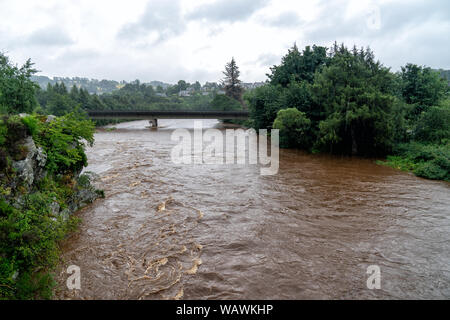 7. August 2019. Rivcer Spey, Craigellachie, Moray, Schottland, Großbritannien. Dies ist der sehr braun River Spey nach mehreren Stunden sintflutartigen Regenfällen. Stockfoto