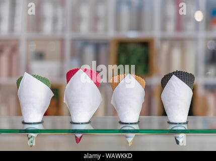 Vier köstliche Dessert Kegel in Eisdiele Stockfoto