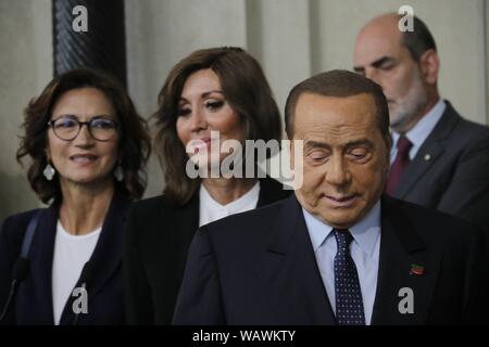 Rom, Italien. 22 Aug, 2019. Präsident Silvio Berlusconi - Forza Italia - mit Mariastella Gelmini, Anna Maria Bernini und Antonio Tajani, Berichte an die Presse die Beschlüsse seiner Partei in Bezug auf die Regierung Krise erklärte er dem Präsidenten der Republik Mattarella, während der Konsultationen auf das Quirinale. (CLAUDIO SISTO/Fotogramma, Rom - 2019-08-22) p.s. Credit: Unabhängige Fotoagentur Srl/Alamy leben Nachrichten Stockfoto