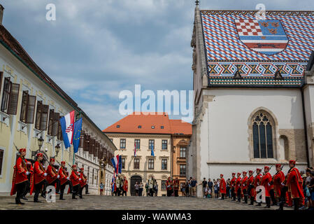 Die Wachablösung, kroatische Soldaten in historischen Insignien in den zeremoniellen Parade am St. Mark's Platz, Zagreb, Kroatien Stockfoto
