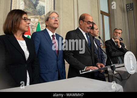 Parteisekretär der "Partito Democratico" Nicola Zingaretti zu den Medien nach einem Treffen mit dem italienischen Staatspräsidenten am zweiten Tag der Konsultationen mit den politischen Parteien auf dem Quirinale Palast in Rom spricht. Stockfoto