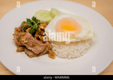 Schweinefleisch gebraten mit Knoblauch Reis und Spiegelei, Thai Food Stockfoto