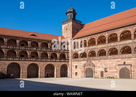 Schöner Innenhof mit Arkaden, Plassenburg, Kulmbach, Oberfranken, Franken, Bayern, Deutschland Stockfoto