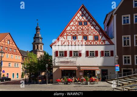 Fachwerkhaus mit Turm der Kirche, Krankenhaus, Obere Stadt, Kulmbach, Oberfranken, Franken, Bayern, Deutschland Stockfoto