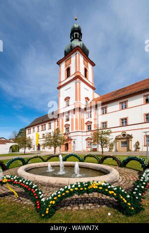 Michelfald Kloster mit Ostern Brunnen, Auerbach, Oberpfalz, Bayern, Deutschland Stockfoto