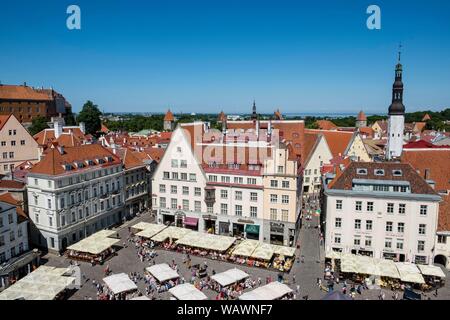 Blick auf dem Rathausplatz in der Altstadt mit Markt, Tallinn, Estland Stockfoto