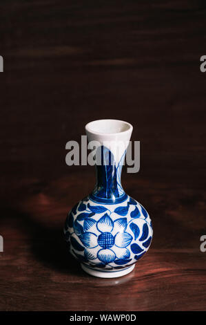 Bunte blue Vintage flower bemalte Vase Porzellan, chinesisches Porzellan auf hölzernen Hintergrund Stockfoto