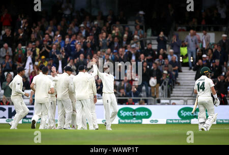 England's Jofra Archer (Mitte) feiert die wicket von Australiens Marcus Harris (rechts) mit Teamkollegen während des Tages eine der dritten Asche Test Match in Leeds. Stockfoto