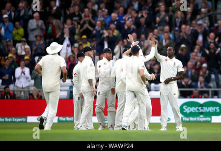 England's Jofra Archer (rechts) feiert die wicket von Australiens Marcus Harris (nicht abgebildet) mit Teamkollegen während des Tages eine der dritten Asche Test Match in Leeds. Stockfoto