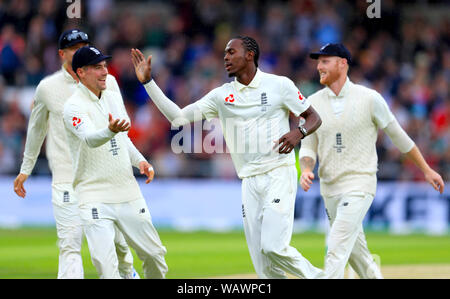 England's Jofra Archer (Mitte) feiert die wicket von Australiens Marcus Harris während des Tages eine der dritten Asche Test Match in Leeds. Stockfoto