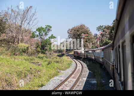 Der diesel-elektrische Lokomotive der Express Zug bewegt das Signal Pol der ländlichen Station auf dem hohen Berg, Northern Line von thailan Stockfoto